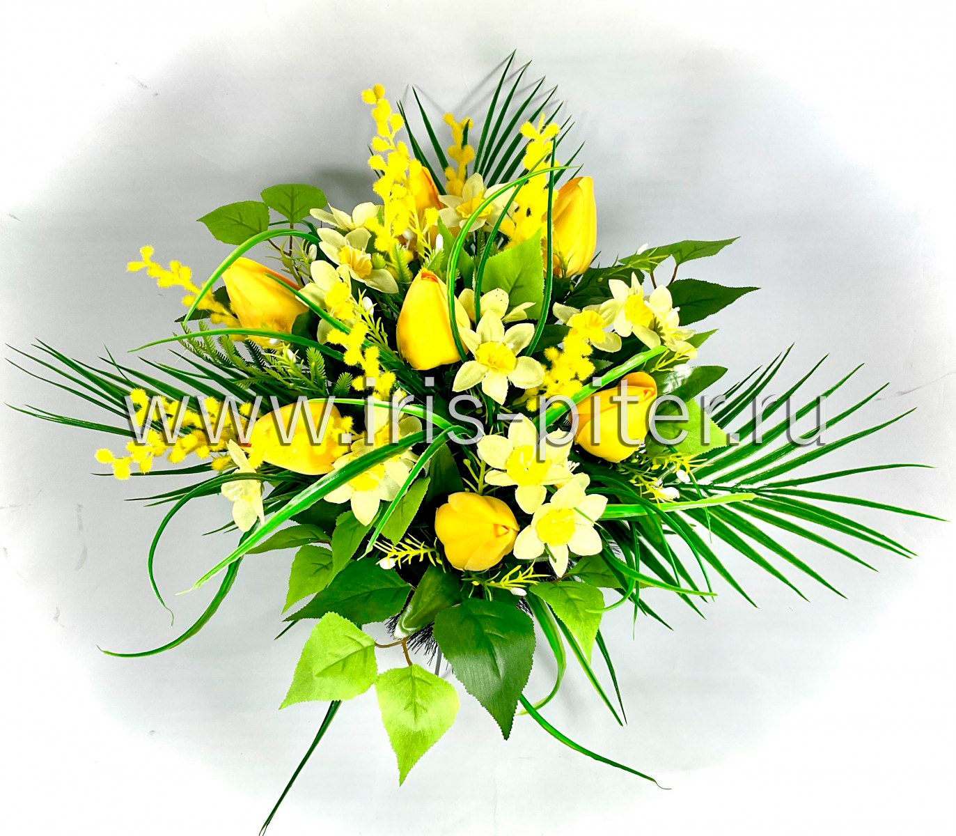 Полянка с нарциссом, мимозой и тюльпаном