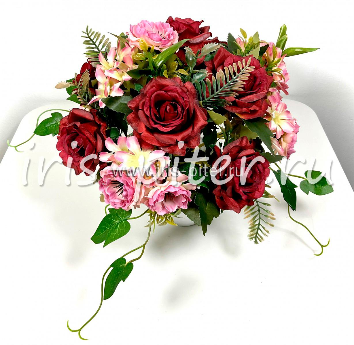 Цветочная композиция с розой в горшке бордовая