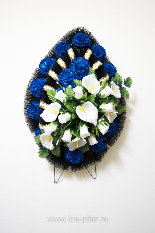 Венок малый с композицией из калл и роз